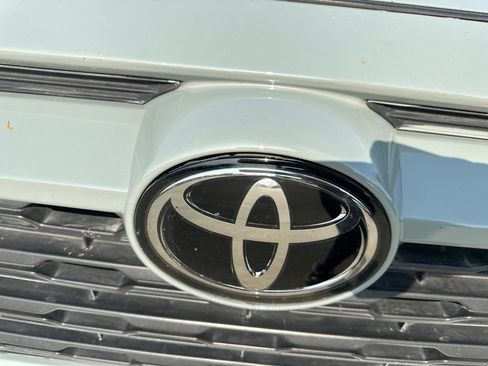 Used 2022 Toyota RAV4 XLE FWD image 15