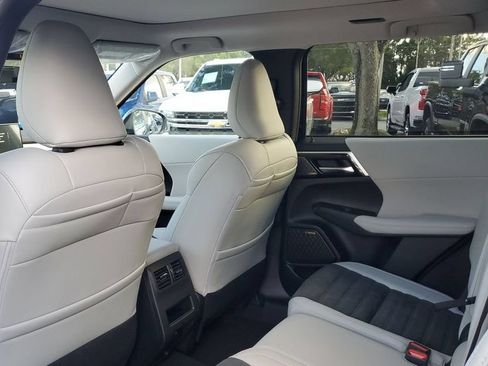 New 2026 Mitsubishi Outlander SE FWD image 17