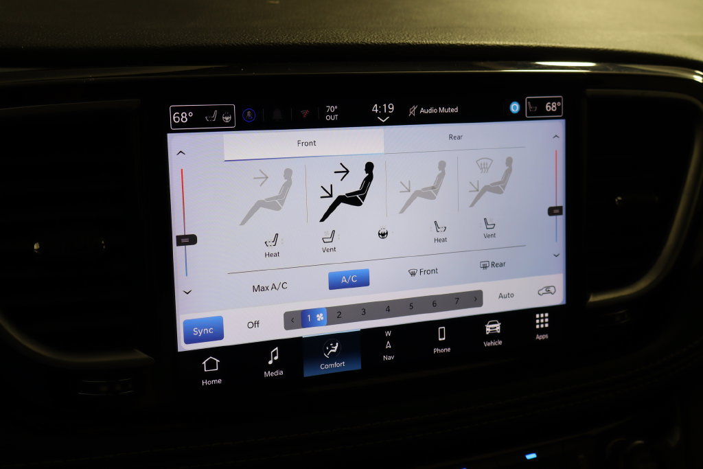 Used 2025 Chrysler Pacifica Limited FWD image 34