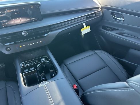 Used 2025 Nissan Murano SV image 17