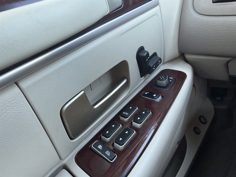 Used 2004 Lincoln Town Car Signature RWD image 14