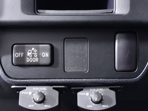 Used 2016 Toyota Tacoma SR5 w/ SR5 Appearance Package (SN) image 10