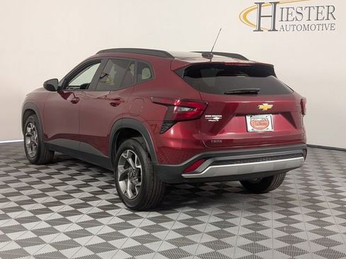 Used 2025 Chevrolet Trax LT w/ LT Convenience Package FWD image 5
