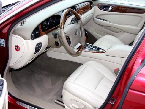 Used 2004 Jaguar XJ8 image 24
