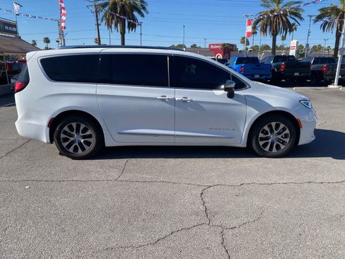 Used 2025 Chrysler Pacifica Pinnacle FWD image 5