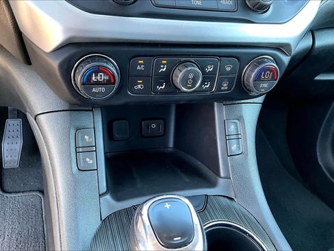 Used 2019 GMC Acadia SLT FWD image 31