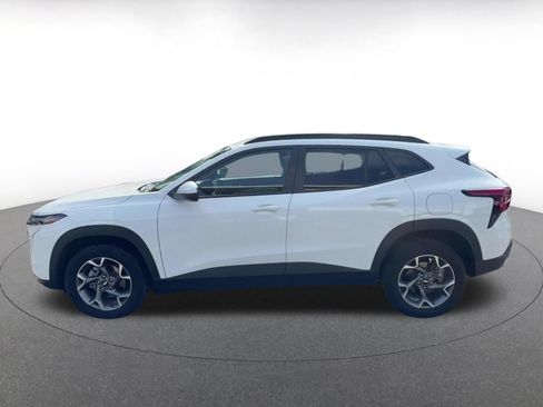Used 2025 Chevrolet Trax LT FWD image 8