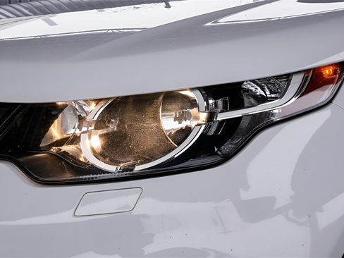 Used 2019 Land Rover Discovery Sport SE image 8