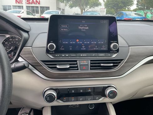 Used 2025 Nissan Altima 2.5 SV FWD image 24