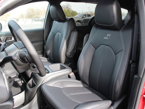 New 2026 Chrysler Pacifica Select image 5