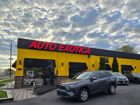 Used 2021 Toyota RAV4 LE AWD/4WD image 1