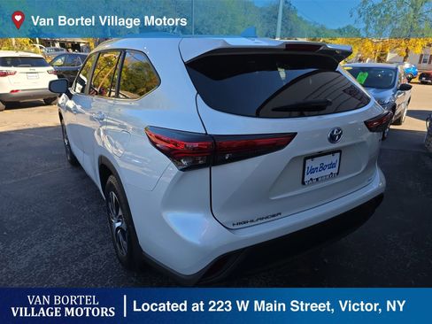 Used 2023 Toyota Highlander XLE image 7