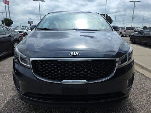 Used 2017 Kia Sedona LX w/ LX Essentials Premium Package FWD image 2