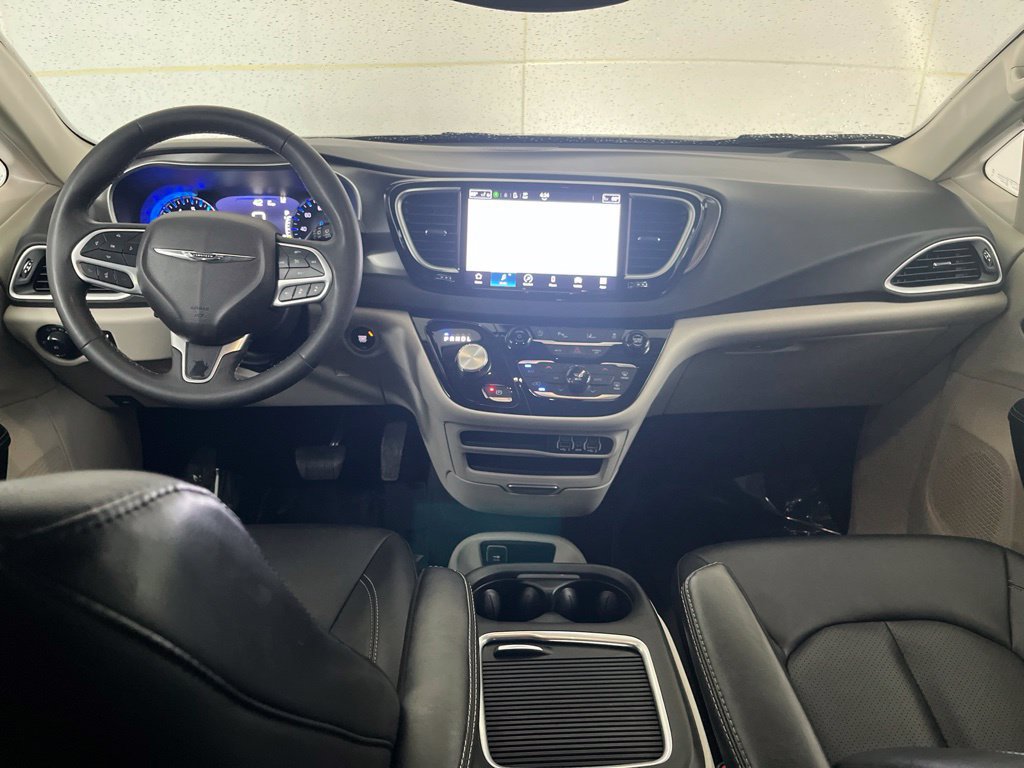 Used 2024 Chrysler Pacifica Touring-L FWD image 30