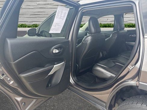 Used 2018 Jeep Cherokee Latitude Plus w/ Cold Weather Group image 17