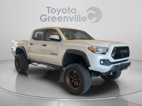 Used 2018 Toyota Tacoma TRD Off-Road AWD/4WD image 8