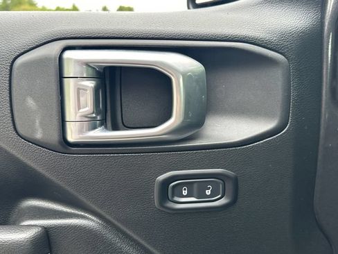 Used 2025 Jeep Wrangler Sport AWD/4WD image 18