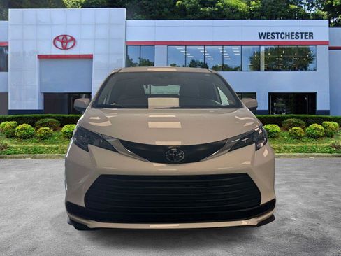 Used 2026 Toyota Sienna LE FWD image 2