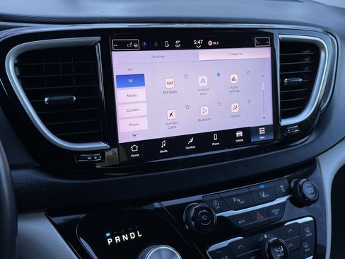 Used 2021 Chrysler Pacifica Touring-L image 17