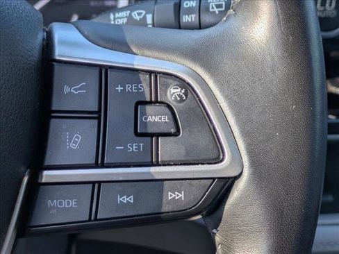 Used 2022 Toyota Highlander XLE AWD/4WD image 12