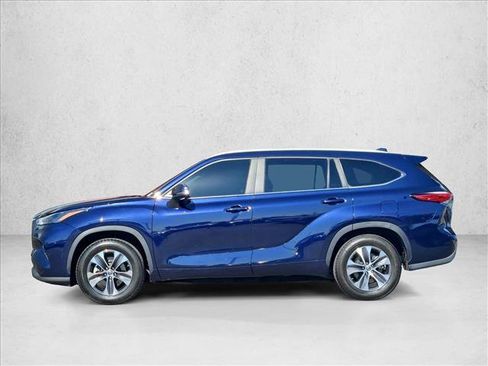 Used 2023 Toyota Highlander XLE FWD image 5