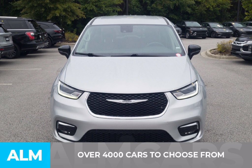 Used 2024 Chrysler Pacifica Touring-L FWD image 2
