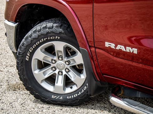 Used 2019 RAM 1500 Laramie AWD/4WD image 9