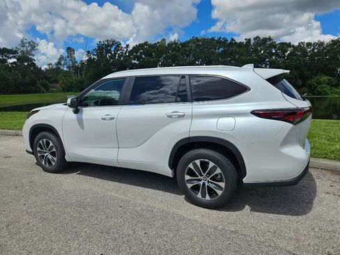 Certified 2024 Toyota Highlander XLE image 3