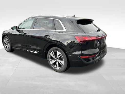 Used 2024 Audi Q8 e-tron Premium image 8