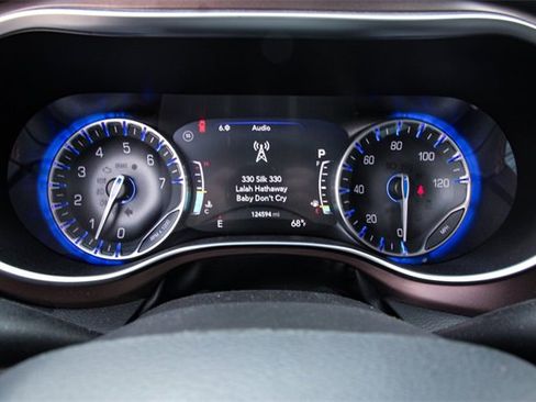 Used 2017 Chrysler Pacifica Touring-L Plus image 19