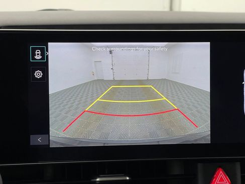 Used 2025 Kia Carnival FWD image 4