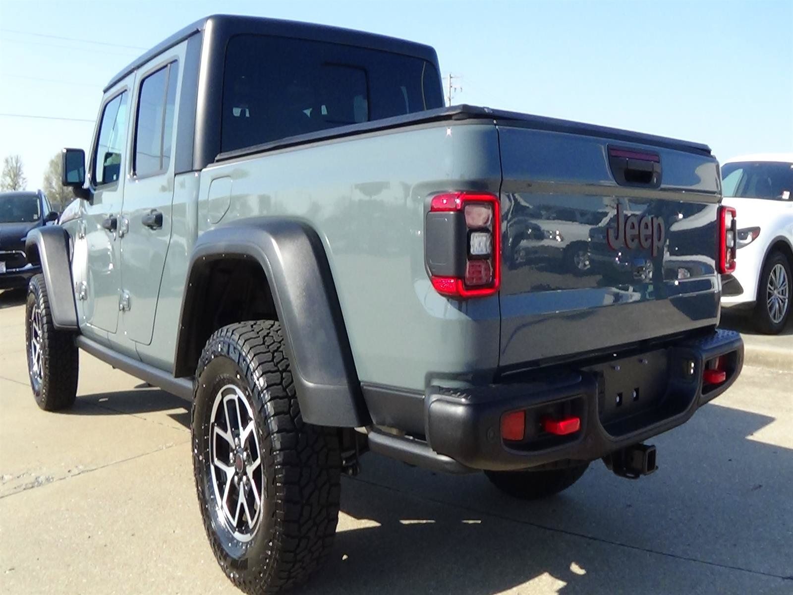 Used 2024 Jeep Gladiator Rubicon w/ Technology Group AWD/4WD image 8
