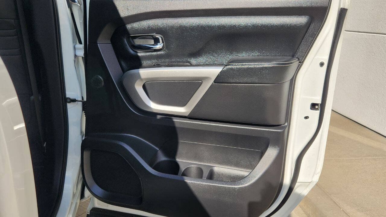 Used 2018 Nissan Titan PRO-4X AWD/4WD image 23