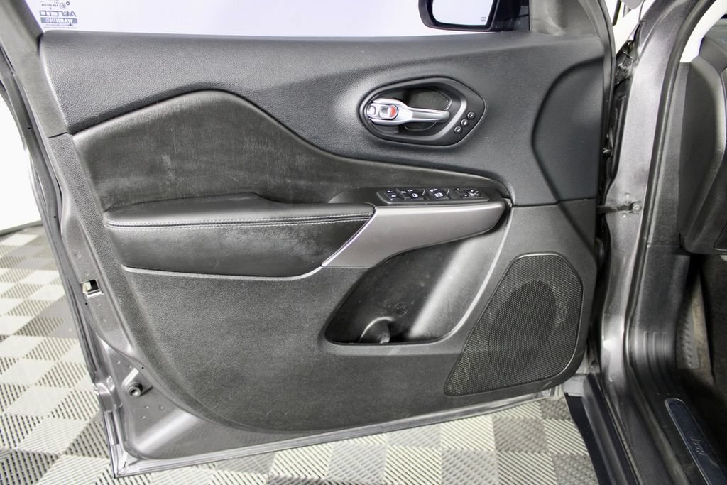Used 2019 Jeep Cherokee Limited AWD/4WD image 14