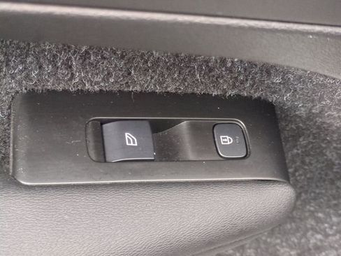 Used 2021 Volvo XC40 T5 R-Design image 29