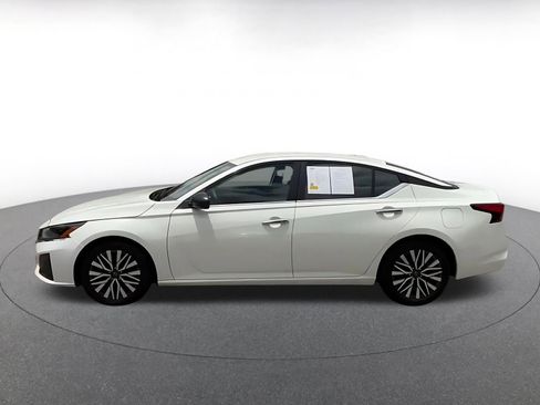 Used 2025 Nissan Altima 2.5 SV FWD image 9