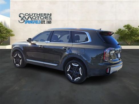 Used 2023 Kia Telluride EX w/ EX Captain's Chair Package image 3