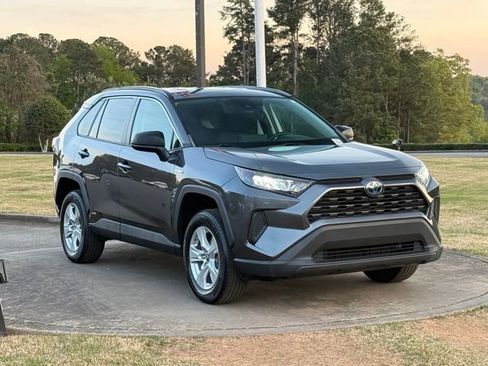 Used 2021 Toyota RAV4 LE image 9