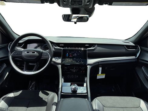 New 2025 Jeep Grand Cherokee Altitude image 10