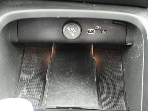 Used 2023 Volvo XC40 B4 Ultimate FWD image 29