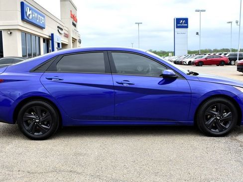 Used 2022 Hyundai Elantra SEL FWD image 2