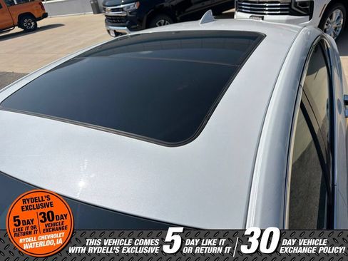 Used 2018 Chevrolet Malibu Premier w/ Premier Sun and Wheel Package FWD image 3