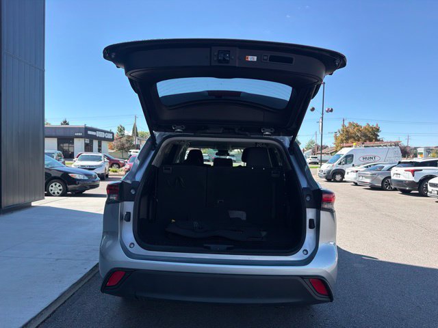 Used 2025 Toyota Highlander LE AWD/4WD image 7