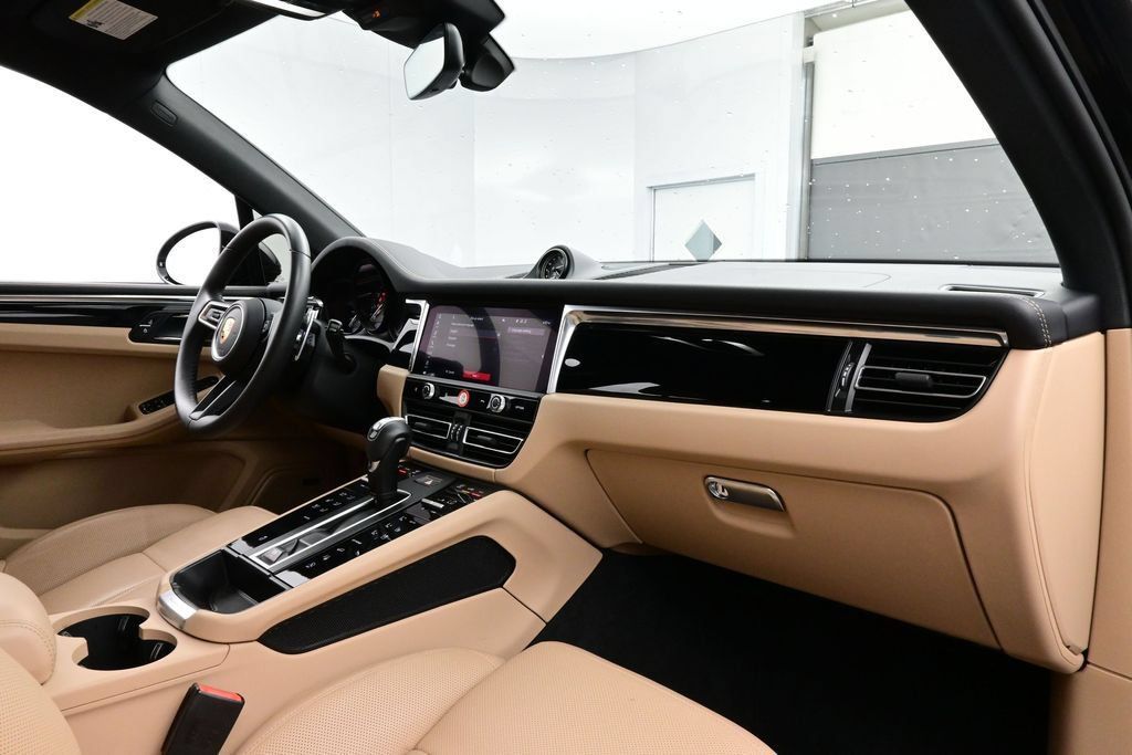Certified 2025 Porsche Macan AWD/4WD image 19