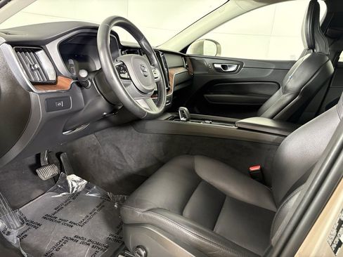 Used 2023 Volvo XC60 B5 Plus image 21