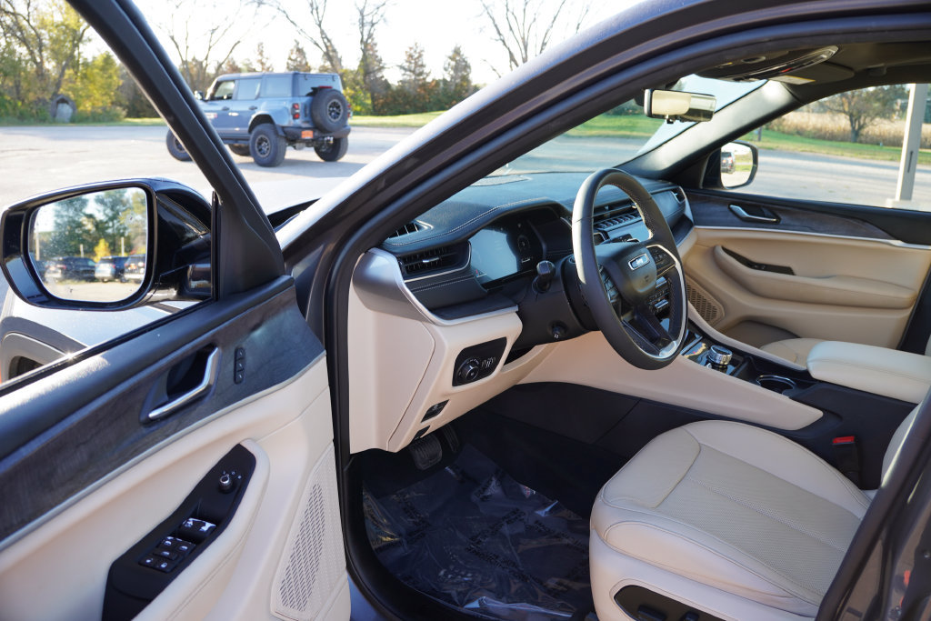 Certified 2025 Jeep Grand Cherokee Limited w/ Luxury Tech Group II AWD/4WD image 15