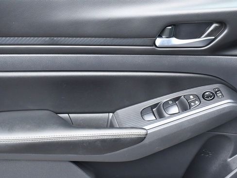 Used 2025 Nissan Altima 2.5 SV image 9