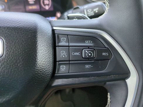 Used 2025 Jeep Grand Cherokee Altitude AWD/4WD image 24