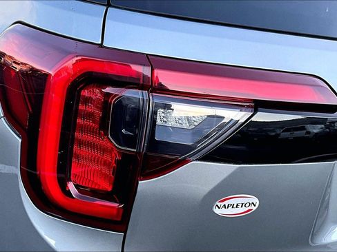 Used 2023 GMC Acadia SLE w/ Driver Convenience Package image 32