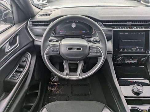 Used 2023 Jeep Grand Cherokee L Laredo image 13